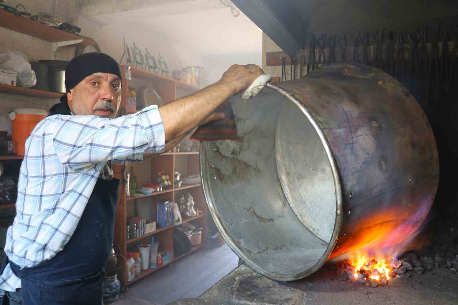 sicak-havaya-aldiris-etmeyen-kalayci-ustalari-kis-hazirliklari-icin-yogun-mesai-harciyor