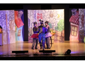 ‘Fareli Köyün Kavalcısı’ Sahnelendi