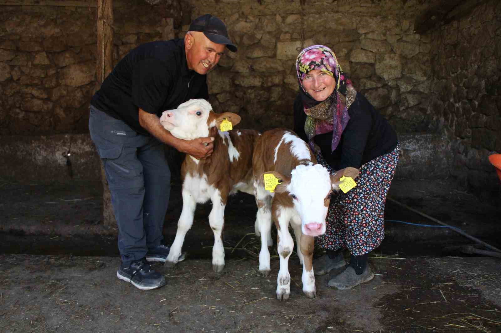 buzagilarina-hayrani-olduklari-sarkicinin-ismini-verdiler-yildiz-ve-tilbe