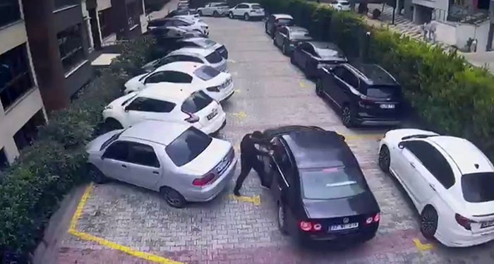 beylikduzu-nde-sitede-park-yeri-nedeniyle-silahli-kavga-cikti-o-anlar-kamerada