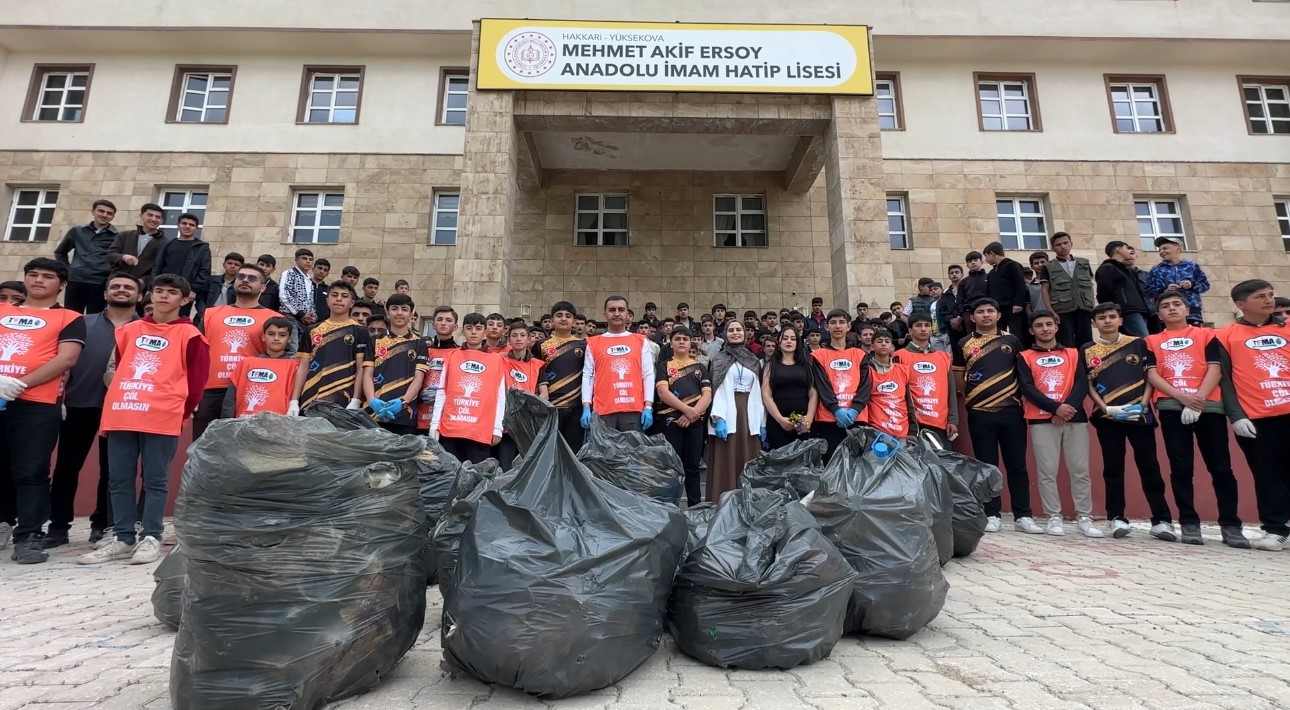 yuksekova-da-400-kisi-bir-araya-gelerek-cevre-temizligi-yapti