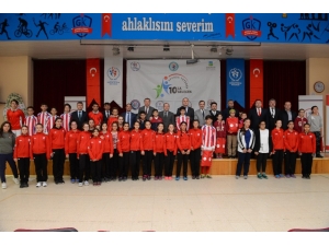 Ortaokul Öğrencilerine Spor Malzemesi Dağıtıldı