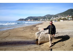 Mavi Bayraklı Plajda Petrol Atığı Tepkisi