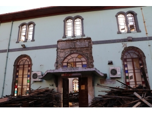 Rize’de Tarihi Cami Parça Parça Sökülüyor