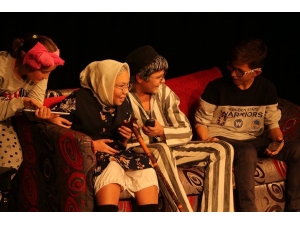 Kuşadası Belediye Tiyatrosu ’Çocukların Dünyası’nı Sahneye Koydu