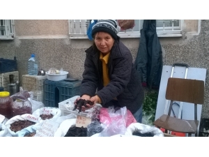 Meyve Kurusu Satarak Mutfağına Katkı Sağlıyor