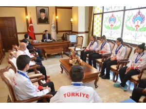 Şampiyonlar Vali Arslantaş’ı Ziyaret Etti