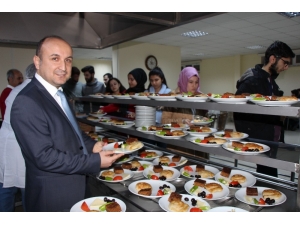 Rektörden Sınavlara Hazırlanan Öğrencilere Kek-börek İkramı