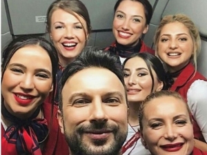 Tarkan’a Uçakta Yolculardan Ve Hosteslerden Yoğun İlgi