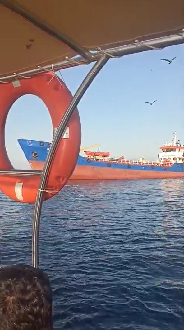 yalova-aciklarinda-su-tankeri-tekneye-carpti-2-kisi-denize-atlayarak-kurtuldu