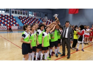 Sahası Olmayan Okul Futsal Şampiyonu Oldu