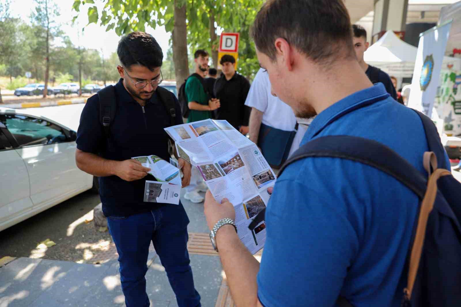 diyarbakir-da-universite-ogrencileri-hos-geldin-standinda-karsilaniyor