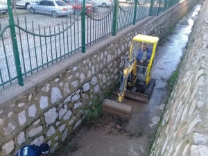 Körfez Belediyesi Su Baskınlarına Karşı Kanalları Temizliyor
