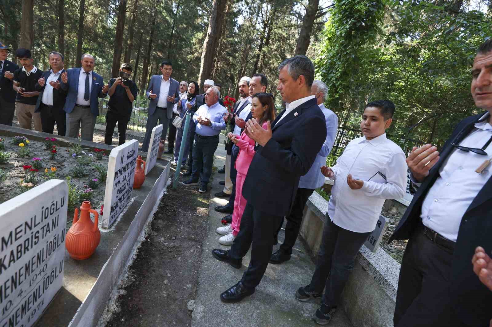 ozgur-ozel-manisa-da-sehitlik-ve-ferdi-zeyrek-in-mezarini-ziyaret-etti