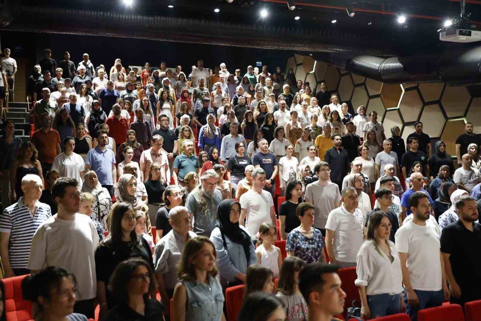 merkezefendi-belediyesi-kent-tiyatrosu-nda-yilsonu-heyecani