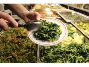 Genç Nesle Faast Food Yiyecekler Yerine Ot Yedirmeyi Hedefliyorlar