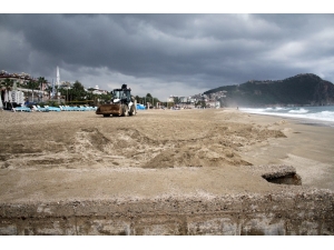 Mavi Bayraklı Plaja Sızan Fuel-oil Temizlendi