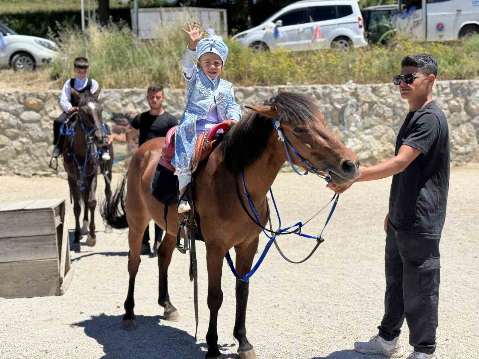 ata-binip-oyunlar-oynayarak-unutulmaz-bir-gun-yasadilar