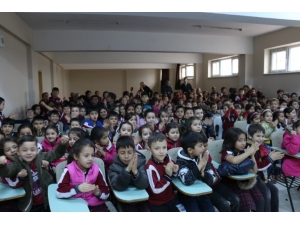 Uşak’ta Çocuklara “Karagöz Ve Hacivat” Gösterisi Düzenlendi