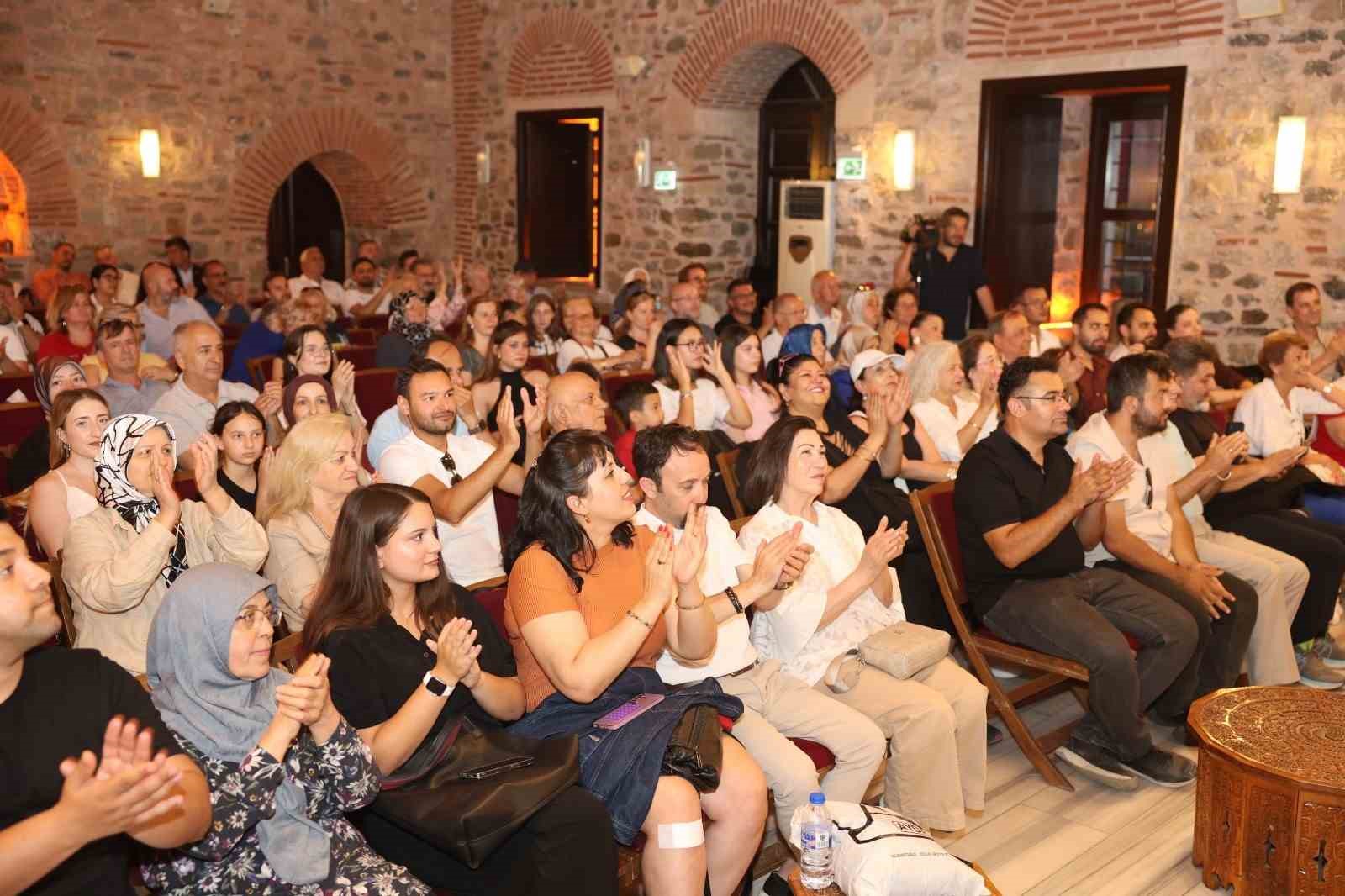 osmangazi-de-sarkilar-babalar-icin-seslendirildi