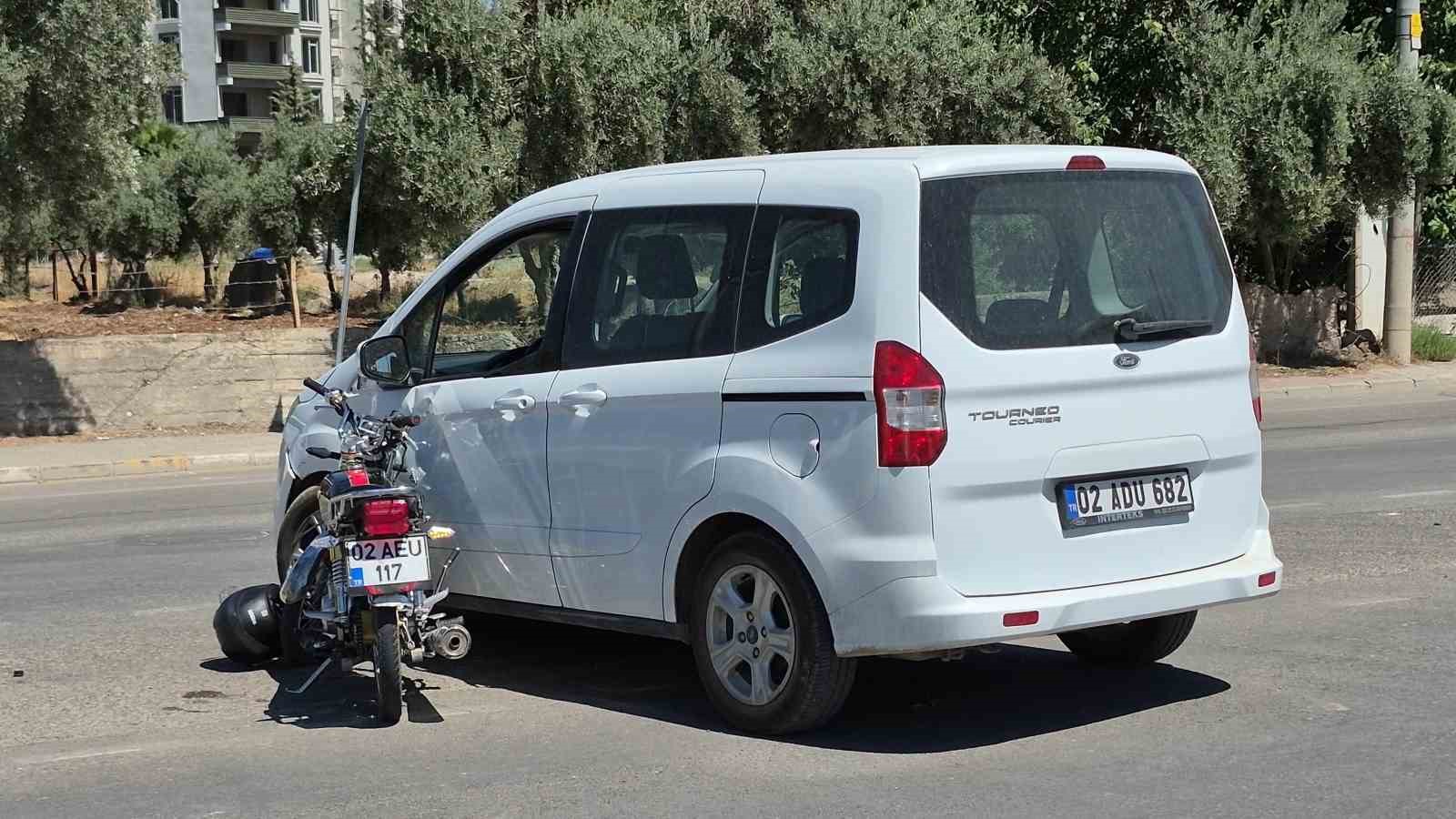 motosiklet-ile-hafif-ticari-arac-carpisti-1-yarali