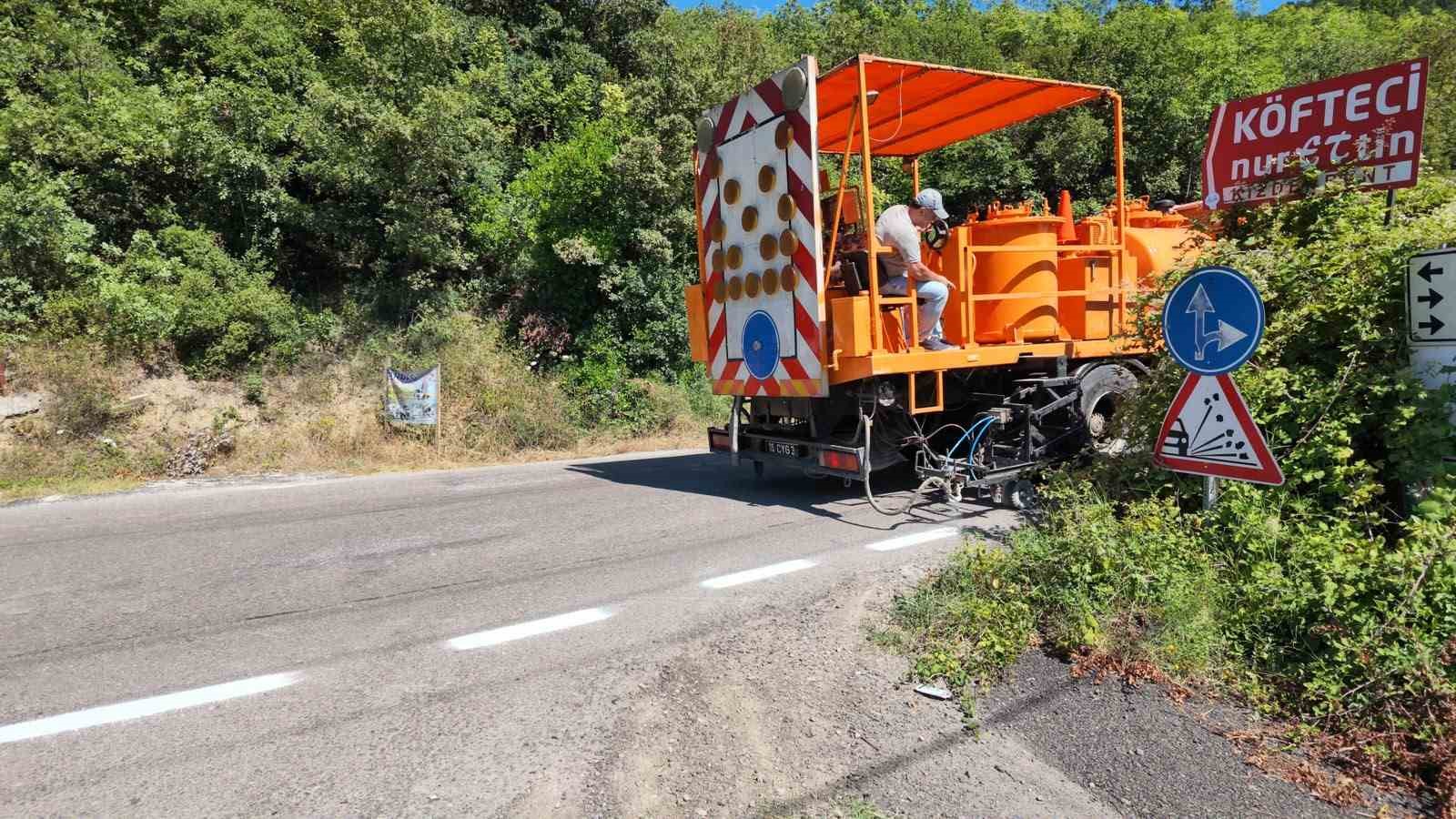 yalova-da-koy-yollarinda-cizgi-ve-boyama-calismalari-suruyor