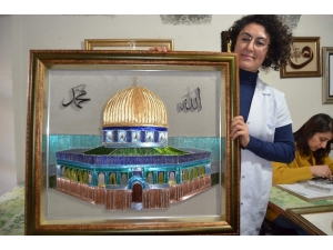 10 Kişi 1 Km Üzerinde Tel Kullanarak 3 Haftada Kubbet-üs Sahra’nın Motifini Çivilere İşlediler