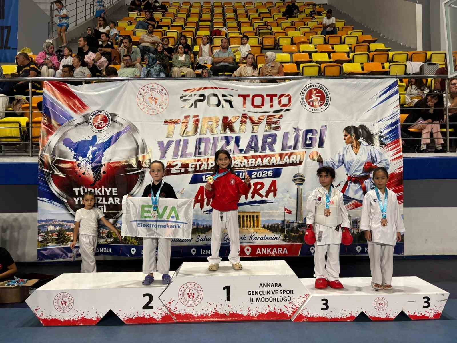 corum-belediyesi-sporculari-karatede-zirveyi-birakmiyor
