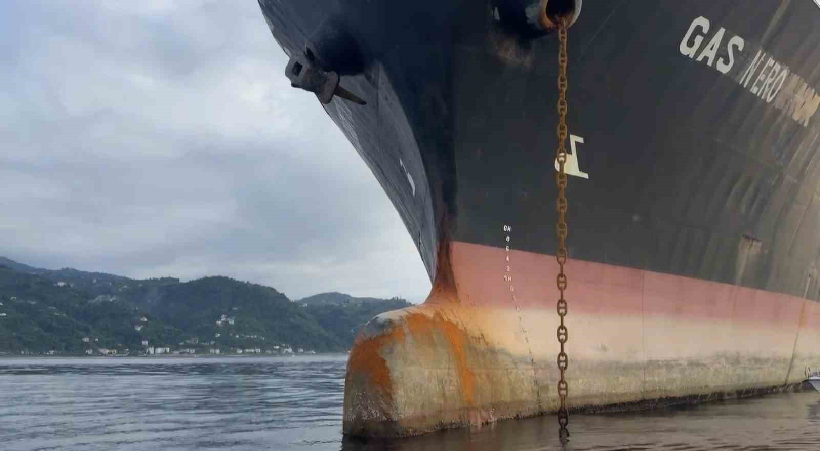 karadeniz-de-dron-saldirisina-ugrayan-lpg-tankeri-surmene-tersanesi-nde-tamir-edilmeyi-bekliyor