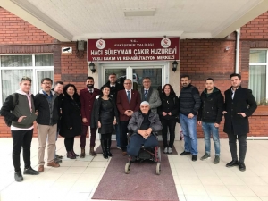 Huzurevindeki Yaşlılara Ücretsiz Kişisel Bakım Nizmeti