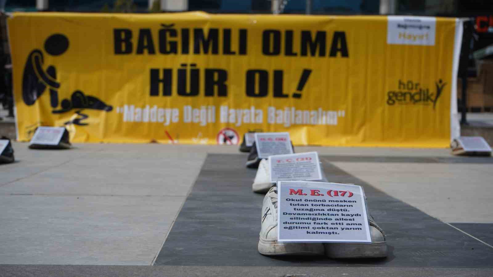 sirnak-ta-uyusturucuya-karsi-dikkat-ceken-sergi-bagimli-olma-hur-ol