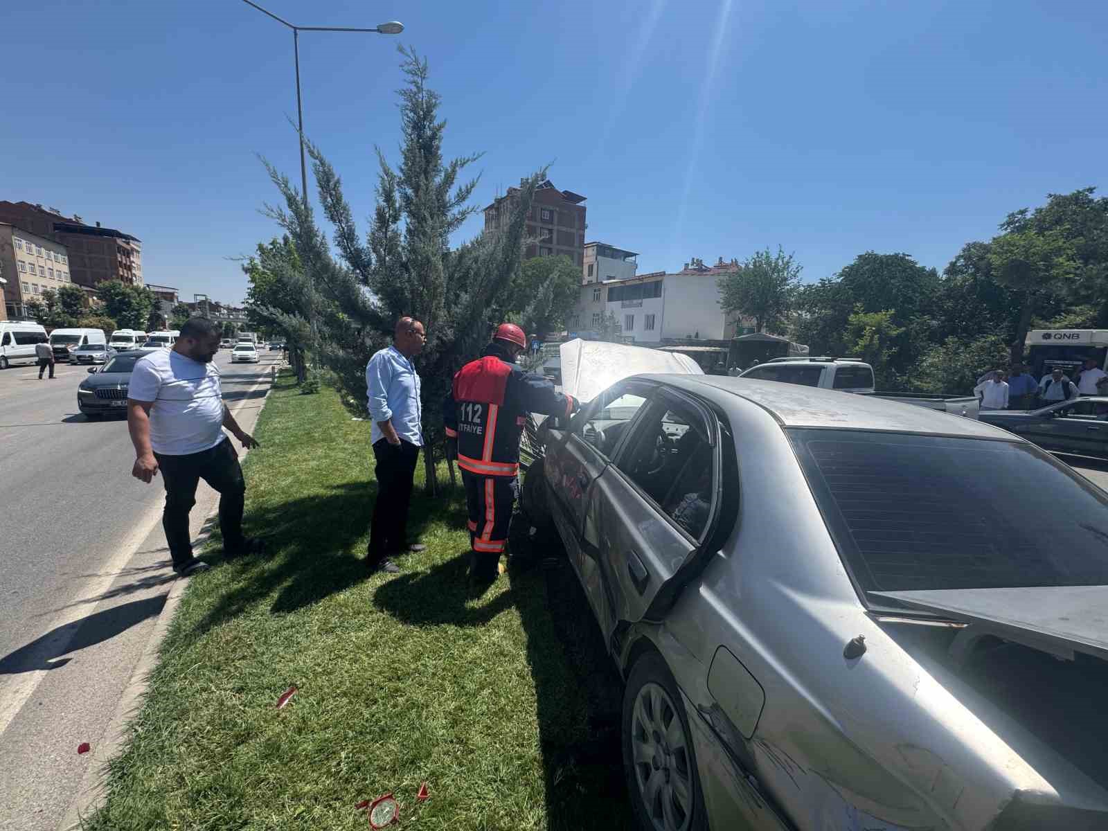 elazig-da-beton-mikseriyle-otomobil-carpisti-3-yarali
