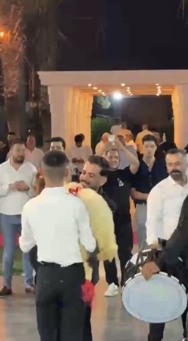 osmaniye-de-taki-torenine-kuzuyla-geldi-damada-hediye-etti