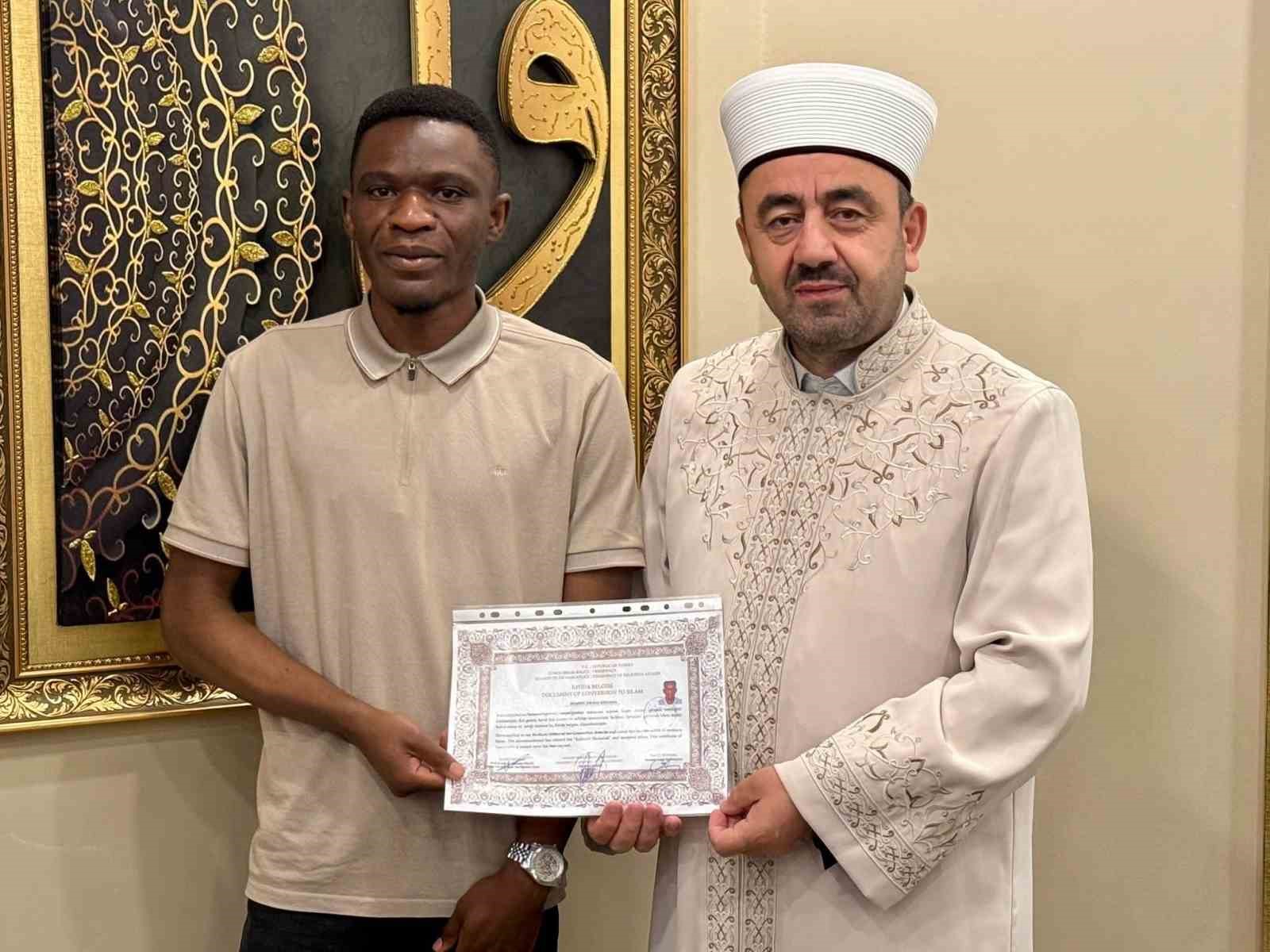 musluman-olan-zambiyali-singoma-musa-ismini-aldi