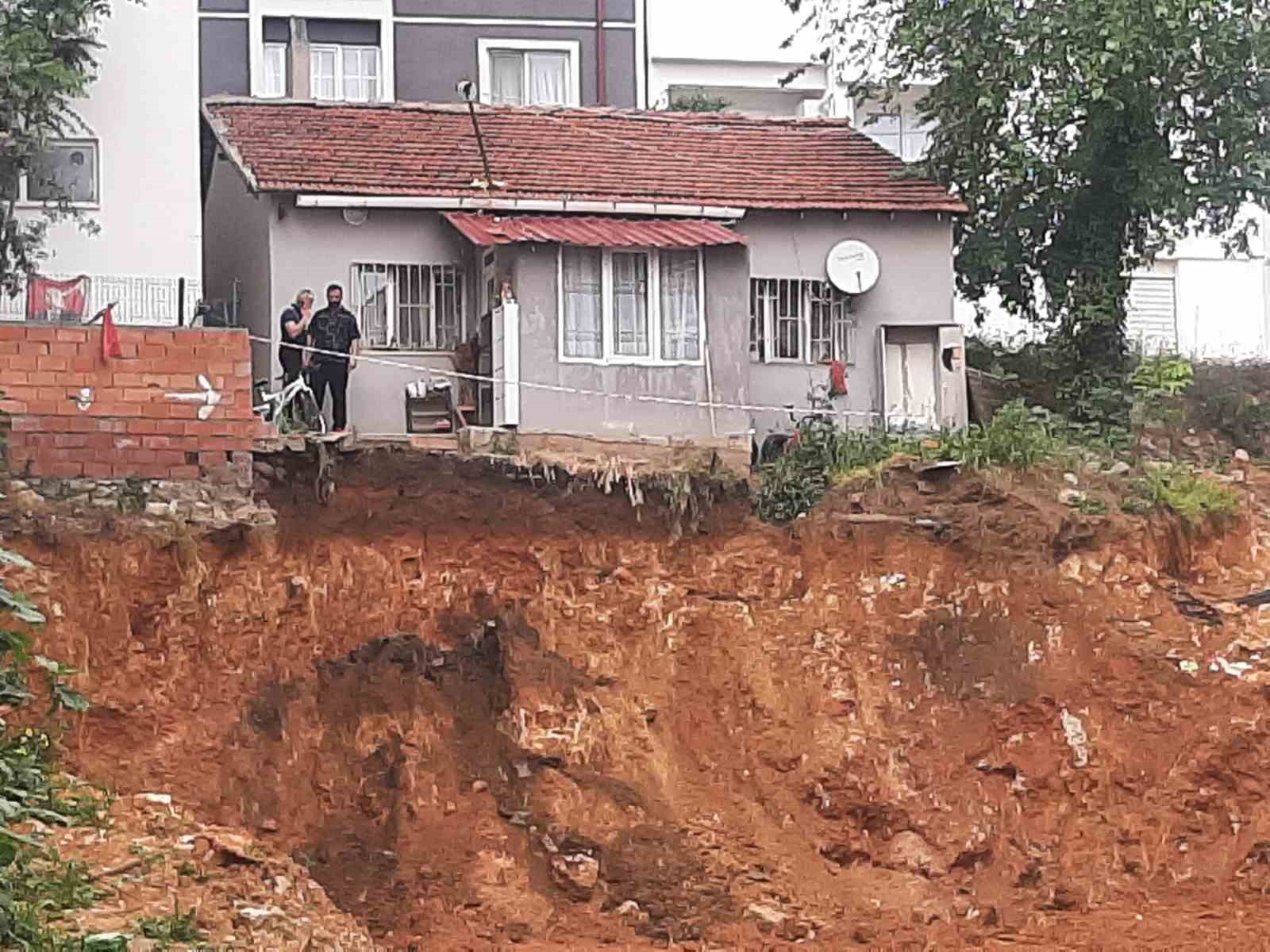 bilecik-te-bir-ev-toprak-kaymasi-ihtimaline-karsi-tahliye-edildi