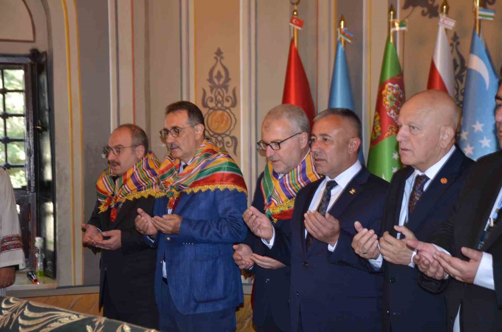 ertugrul-gazi-yi-anma-ve-yoruk-senlikleri-nin-son-gunu-turbe-ziyareti-ile-basladi