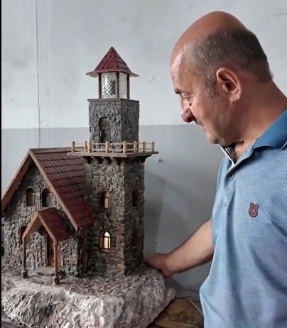 erzincanli-emekli-usta-dogadan-topladigi-taslarla-minyatur-evler-yapiyor