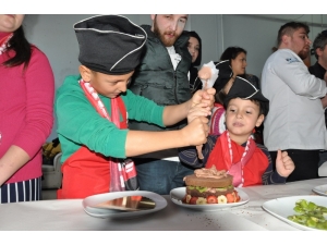 Uşak’ta Down Sendromlu Çocuklar Pasta Yaptı