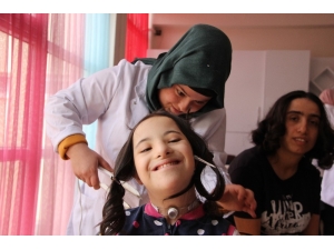 Özel Öğrencilerin Saç Bakımı Sevinci