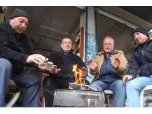 Sabah Pazarının Esnafı Mangalla Isınıyor