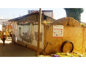 Metruk Binanın Çökmek Üzere Olan Duvarı Tehlike Saçıyor