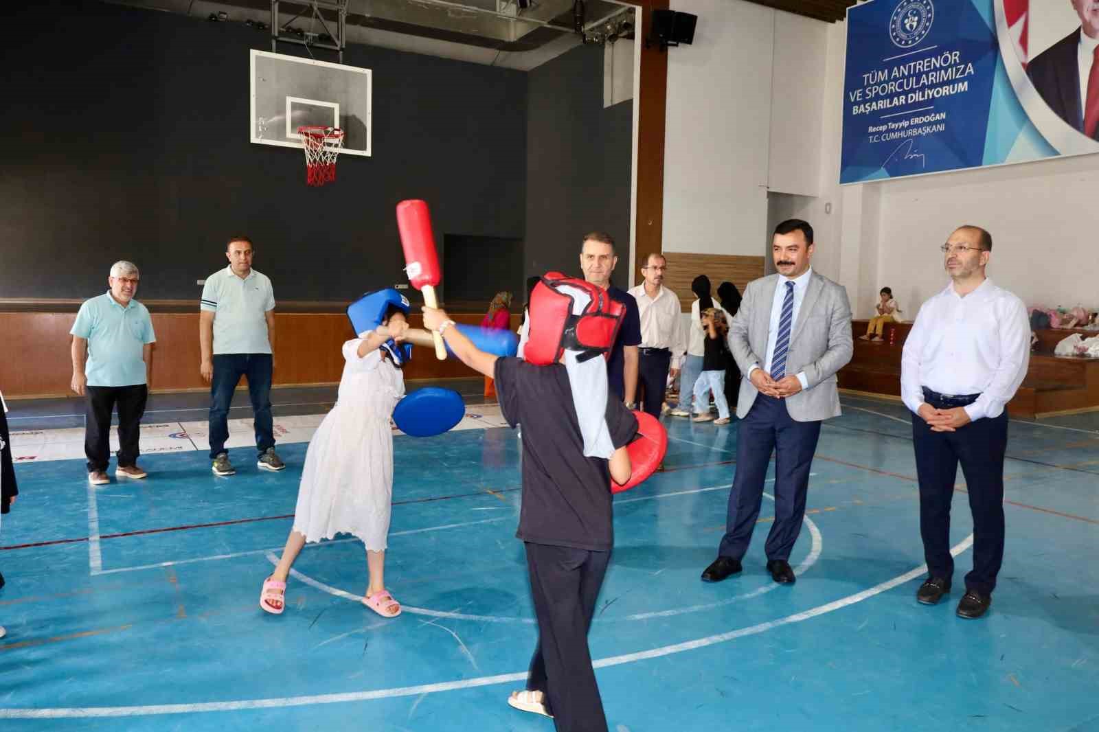 kahta-kaymakami-soysal-yaz-kulubu-ogrencileriyle-bulustu