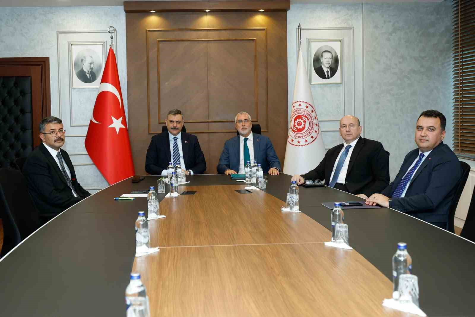 bakan-ciftci-toplum-yararina-programlari-81-ilimizin-valiliklerine-toplam-30-bin-kontenjan-tahsis-edilecek