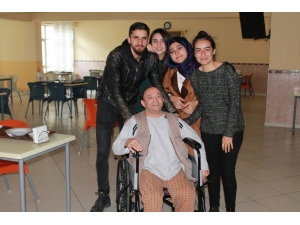 Üniversiteli Gençlerden Yaşlılara Vefa