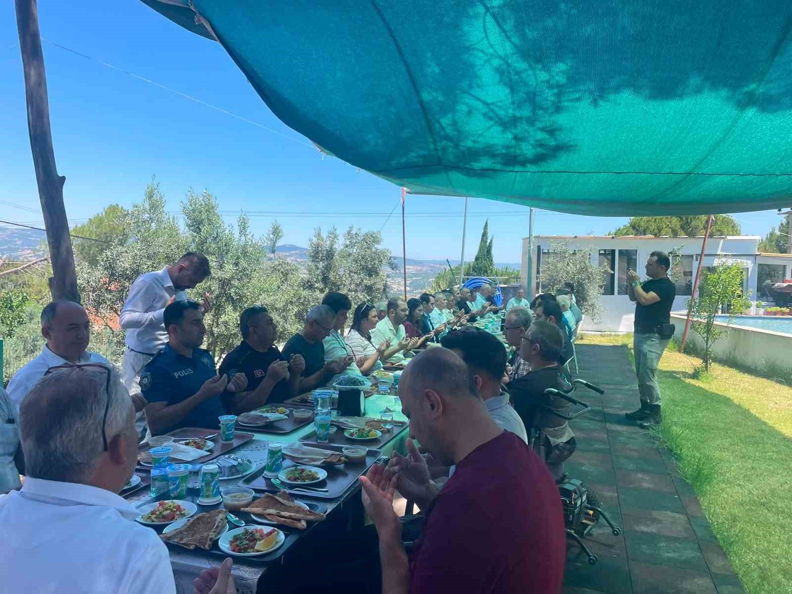 15-temmuz-sehitleri-gordes-te-duzenlenen-programla-anildi