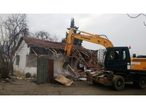 İzmit’te Metruk Binalar Yıkılıyor
