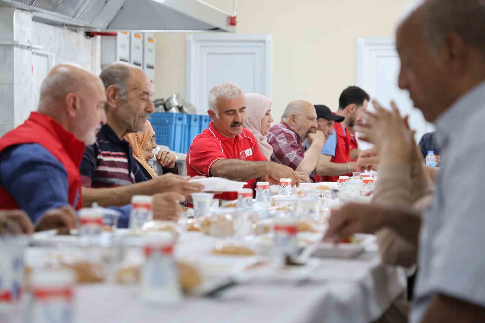 turk-kizilay-dan-huzurevi-sakinlerine-anlamli-agirlama