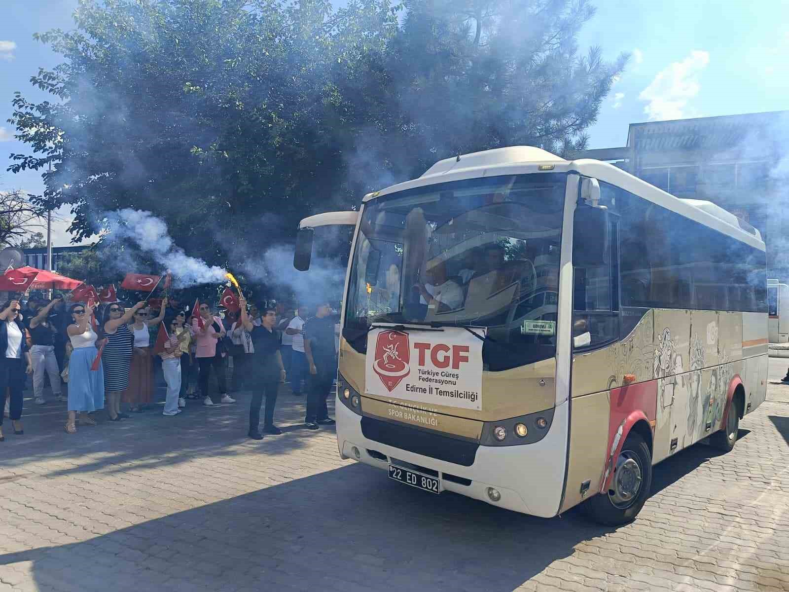 edirne-de-turkiye-sampiyonu-minik-sporculara-coskulu-karsilama