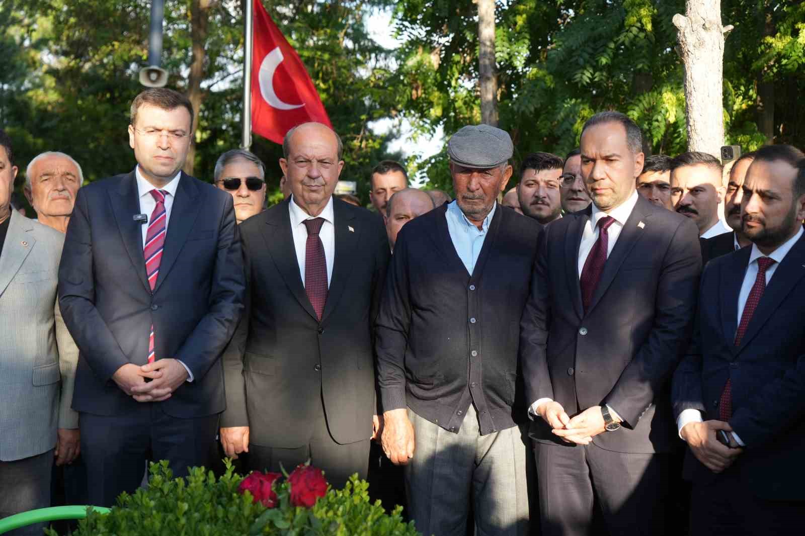 15-temmuz-kahramani-sehit-omer-halisdemir-kabri-basinda-torenle-anildi