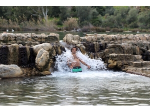 Ocak Ayında Göle Girip Şifa Arıyorlar